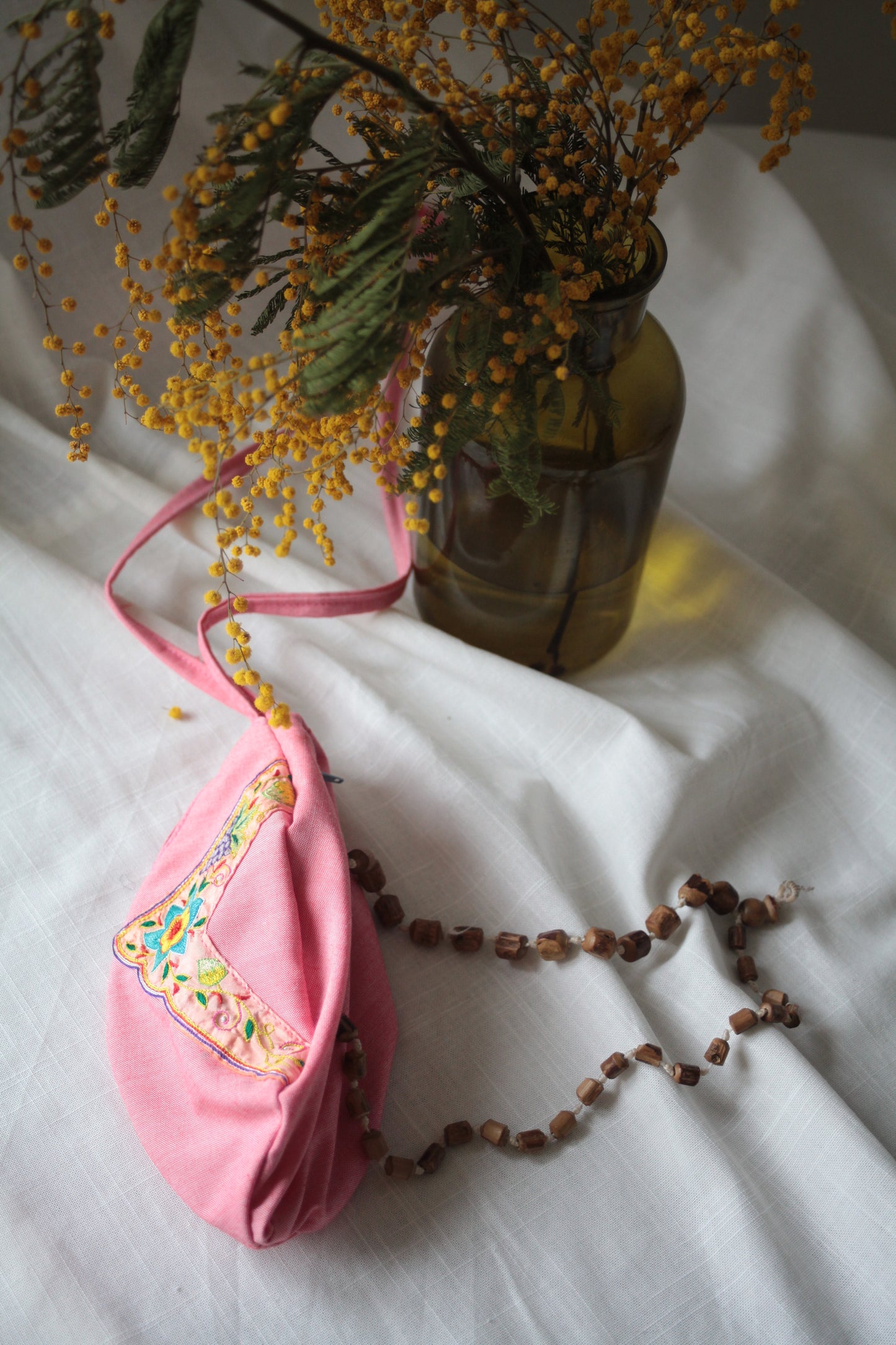 Rožinis maldos karoliukų maišelis su ornamentu