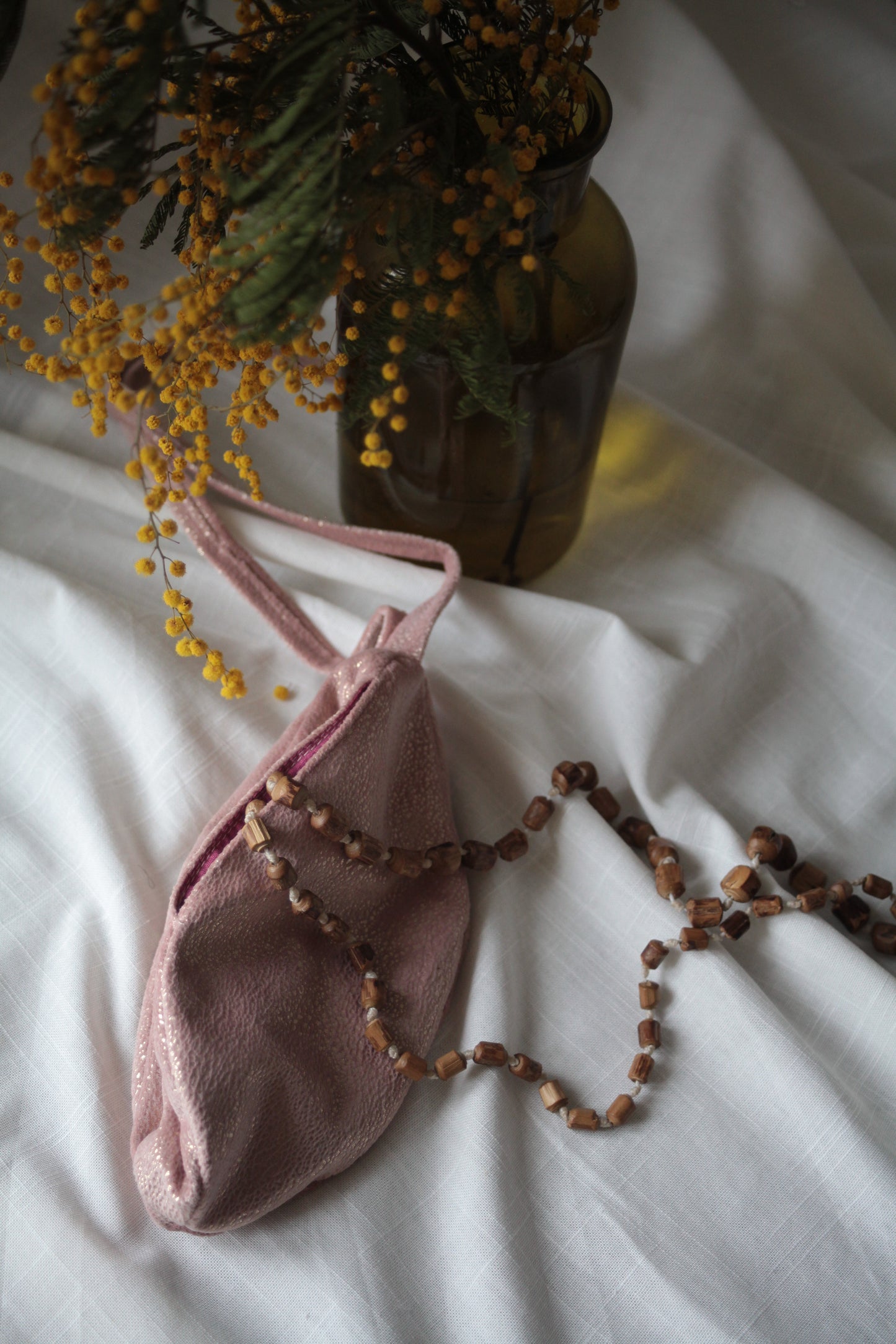 Blizgusis rožinis maldos karoliukų maišelis